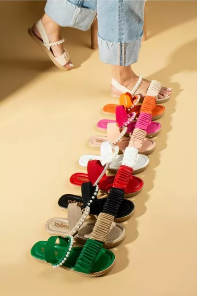 صندل برباط تضييق بتصميم فيجن بني فاتح مرصع بأحجار اللؤلؤ