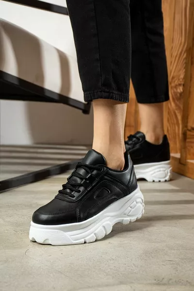 عارضة المرأة أحذية رياضية سوداء عالية النعل 6 سم مريحة خفيفة الوزن حذاء رياضي 