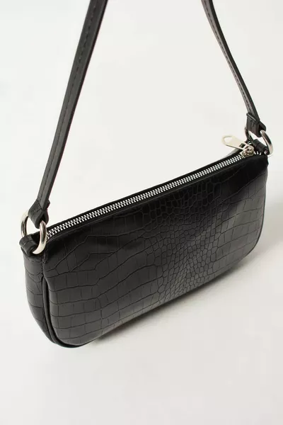 Черная женская сумка через плечо с багетом и крокодилом