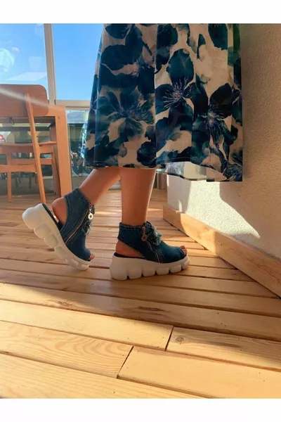 Sport et élégance ensemble : les sandales de sport en denim