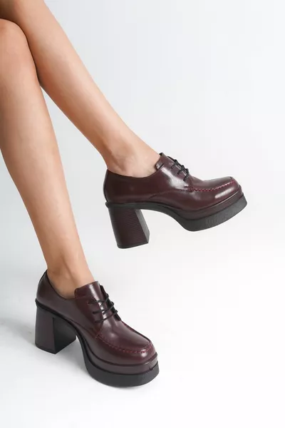  جولة اصبع القدم الدانتيل متابعة المرأة ذات الكعب المتوسط المتسكع