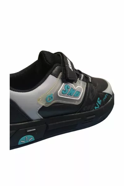  Y   أحذية رياضية للأولاد