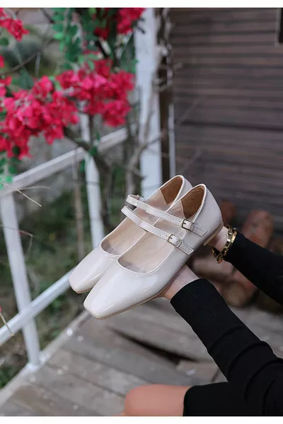 Beige Ballerinas aus Lackleder