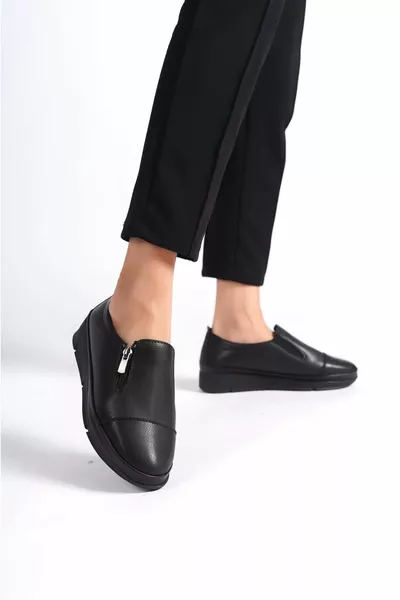 Дамски обувки със страничен цип с черна кожа