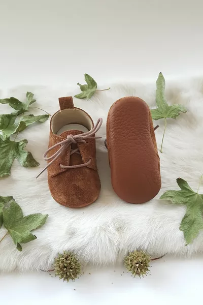 Mocassins unisexes en cuir velours marron Alpha pour bébé