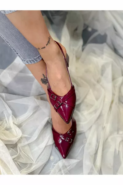 SANDALES À TALONS À BOUT POINTU AVEC BOUCLE EN CUIR VERNI BORDEAUX