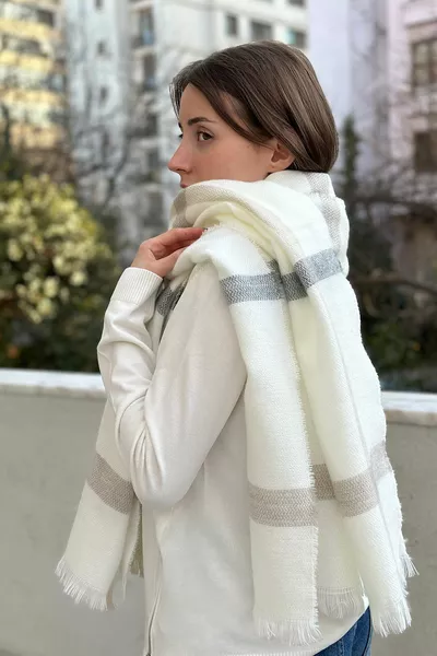 وشاح منقوش مقلم