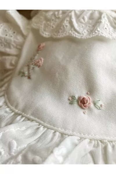 Neugeborenen-Overall und Hut mit Zweigblumen