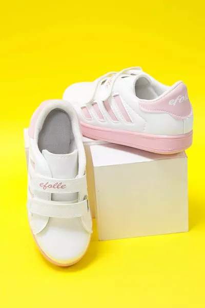 Kinderschoenen met roze streep aan de witte kant