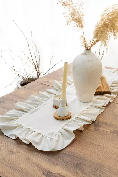 Breeze Rufle | 7-teiliges Geschirr-Set mit Rüschen, 6 amerikanische Platzsets + 1 Tischläufer