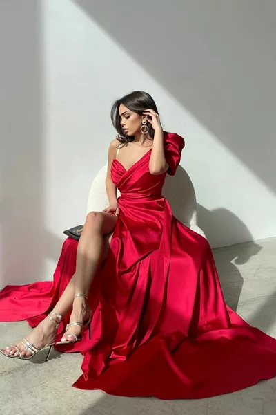 فستان سهرة بتصميم الساتان بكتف واحد وحزام