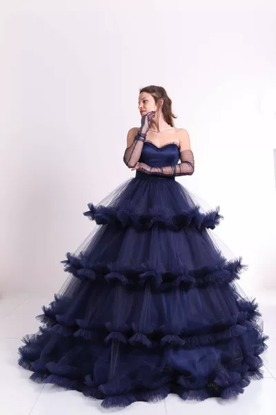 Lange laag marineblauwe verloving en jurk