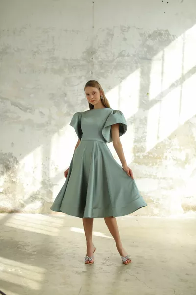 فستان ساتان متوسط الطول