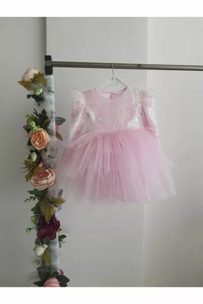 فستان طويل للبنات بطبقات وتنورة متعددة وكتفين مزينين بالفراء