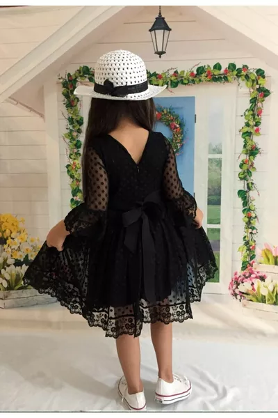 Meisjesjurk met zwarte hoed en kant in prinsessenmodel