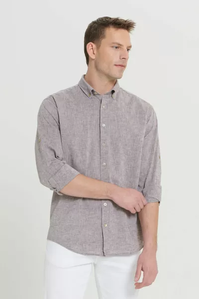 قميص رجالي كاجوال بني من الكتان مريح بقصة فضفاضة وياقة بأزرار