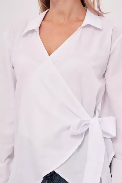 المرأة بلوزة بياقة بيضاء مزدوجة الصدر 