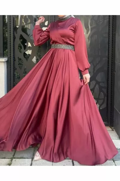 فساتين سهرة محجبة بأحزمة ورقاب مطرزة