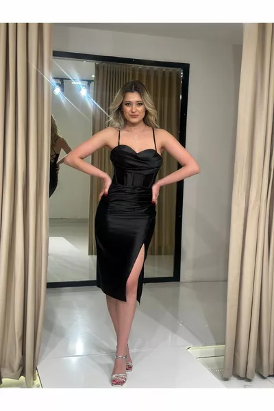 Короткое трикотажное атласное вечернее платье с воротником Degaje 