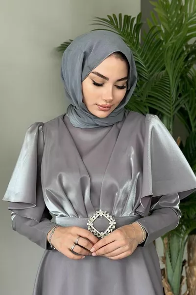 Abito da sera con maniche a mantella grigio