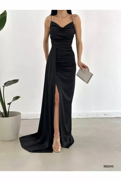Robe de soirée à bretelles Degaje avec col fendu et détail maxi longueur maxi