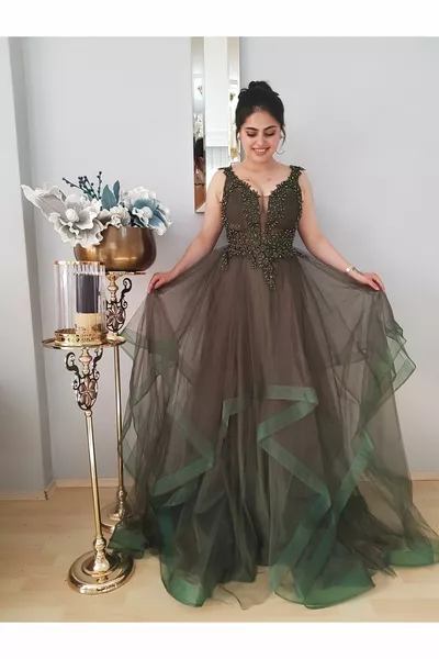 WOMEN'S GREEN SPECIAL DESIGN FLUFFY PRINCESS MODEL ASYMMETRIC GUIPURE BEADING EVENING DRESS