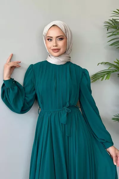 Robe de soirée hijab en mousseline de soie émeraude avec queue plissée sur le devant