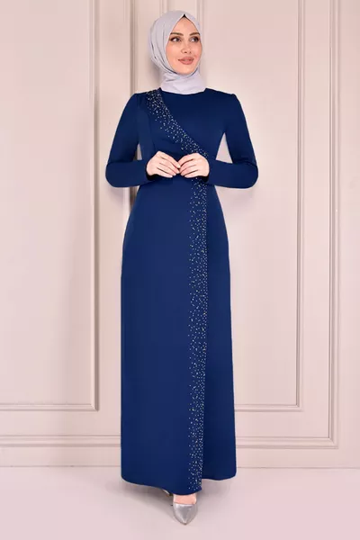 Langes Hijab-Kleid mit Steinstickerei 