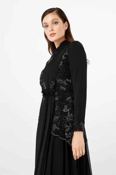 Robe de soirée noire avec cordon de serrage devant et dos, détails floraux