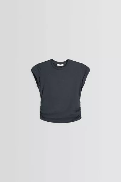 تي شيرت بأكمام قصيرة