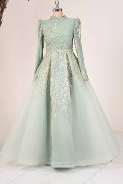 Lara Drapiertes Abendkleid mit Perlenstickerei vorne