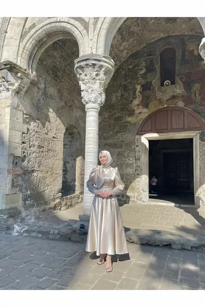 بيرا مساء اللباس البيج