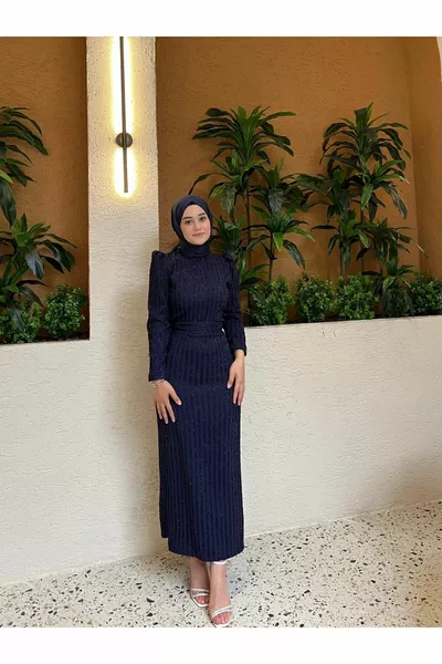 Robe de soirée hijab bleu marine ceinturée argentée