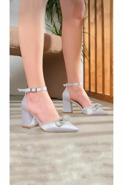 Robes de soirée pour femme en satin argenté avec détails en pierre