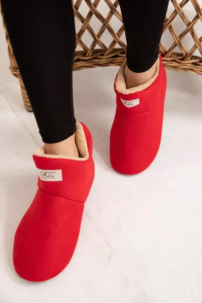 الفراء داخل أحذية المنزل