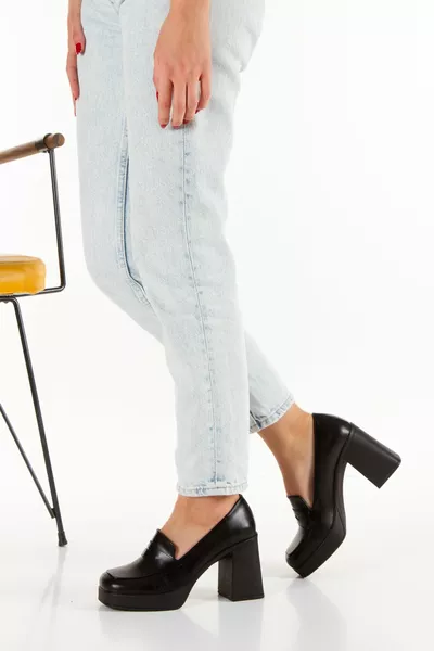 المرأة السوداء براءات الاختراع الجلود أحذية عارضة