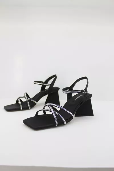 Тънки сандали с каишка и къси асиметрични токчета