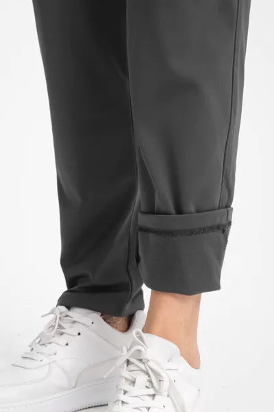 Pantaloni della tuta da uomo in tessuto scuba, color fumo, taglio comodo, gamba dritta, dettagli con etichetta