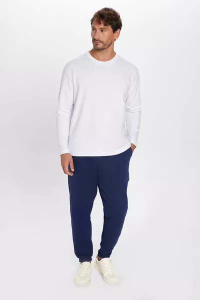 Pantaloni della tuta blu scuro unisex con vestibilità comoda, tasche e vita elastica, modello jogger rifinito con micropile
