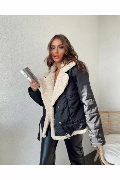 Manteau avec col et ceinture de fourrure à l’intérieur