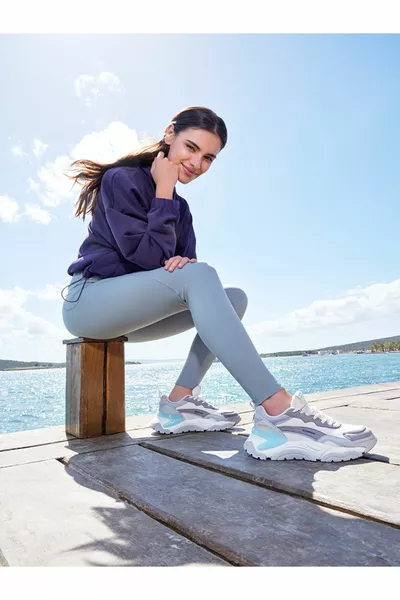 سنيكرز رمادي للسيدات 