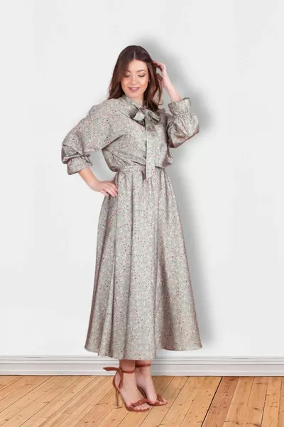 Дамска вечерна рокля от сатенен хиджаб с флорални мотиви с прилеп