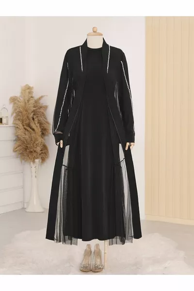 عباية مزدوجة بأربطة خصر لؤلؤية على الياقة والأكمام