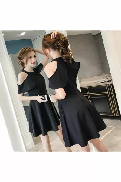 Mini-Abschlusskleid für Damen mit schwarzem Kragendetail