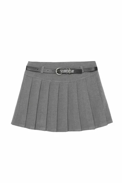 تنورة قصيرة بطيات مع حزام باللون الرمادي