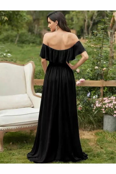 Robe en mousseline à épaules ouvertes avec encolure à volants