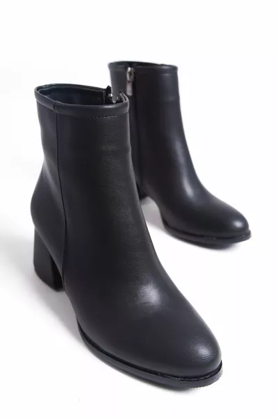 أحذية نسائية بكعب عال