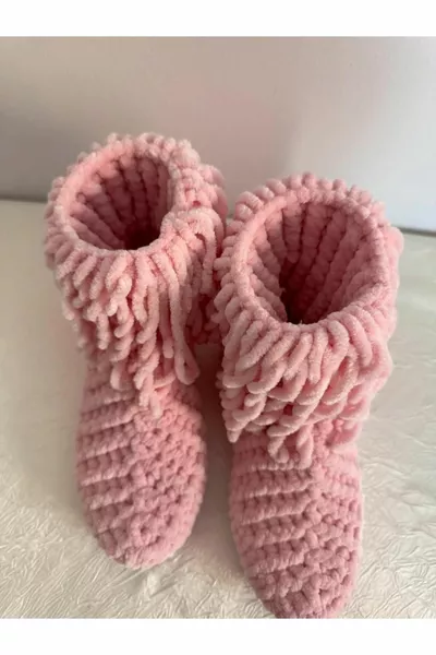 Handgestrickte Hausstiefel aus Samtseil mit hellrosa Quasten