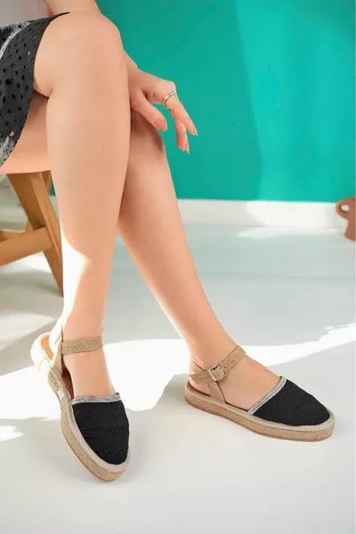 Sandales en tricot avec pierres noires fermées sur le devant et bride à la cheville 