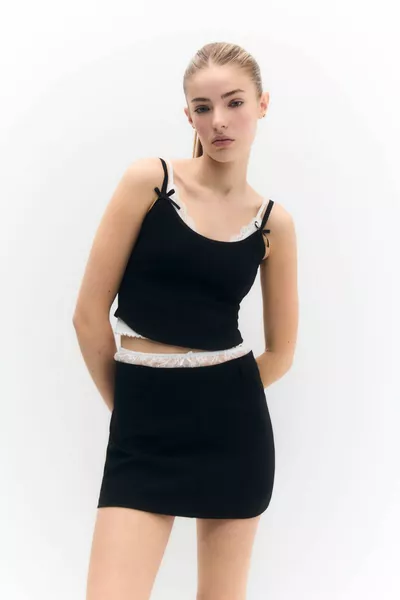 Minigonna con pizzo in vita